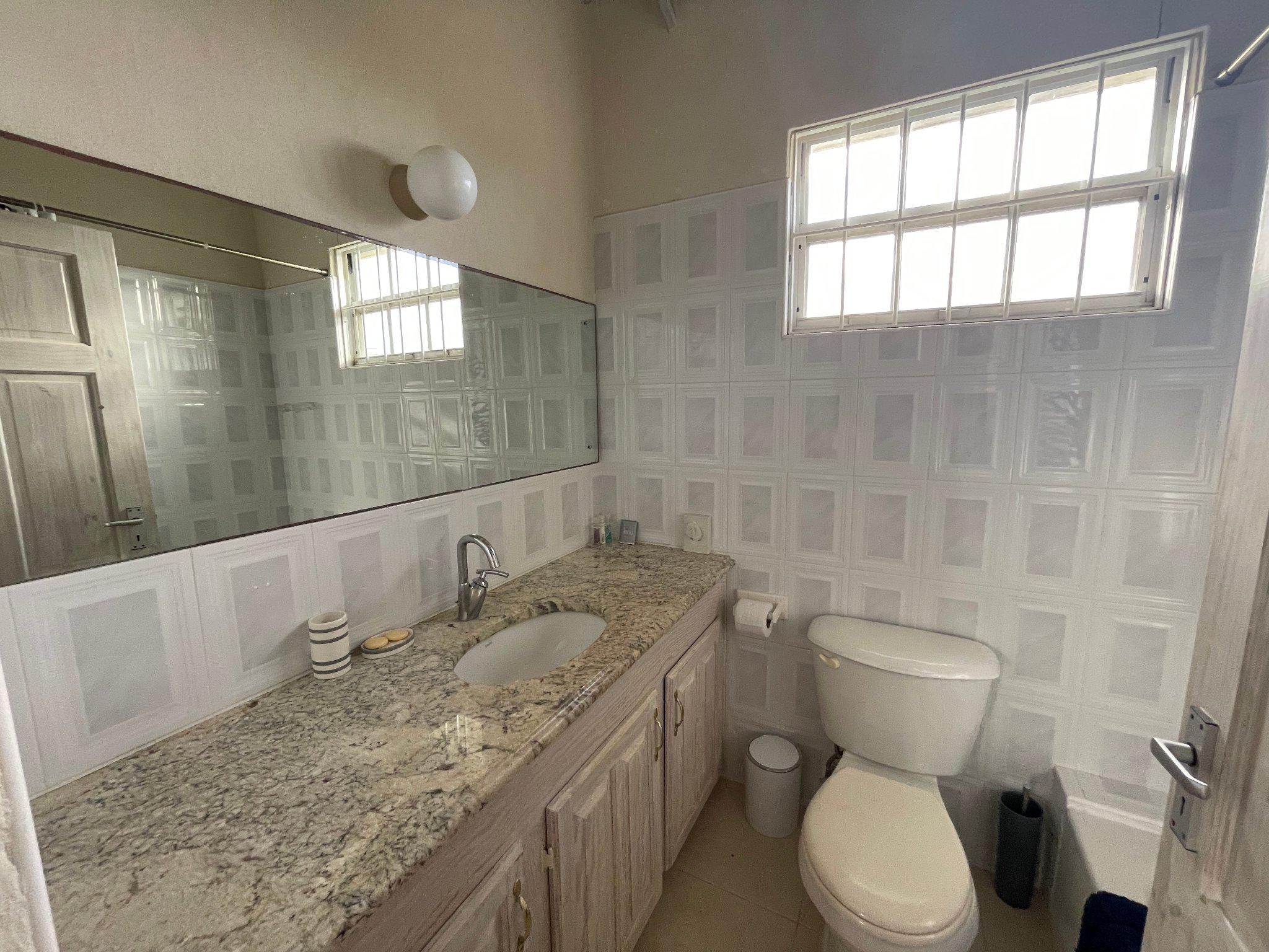 Holland Park Villa ensuite bathroom with granite worktop and large mirror
